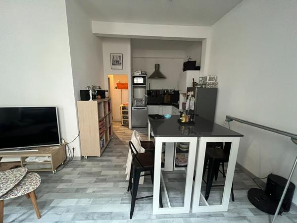 Immeuble centre-ville Carcassonne composé local commercial et deux appartements avec cour cave et bon potentiel