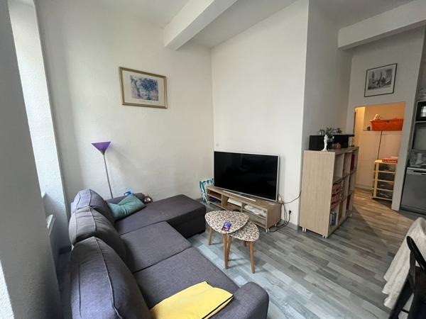 Immeuble centre-ville Carcassonne composé local commercial et deux appartements avec cour cave et bon potentiel