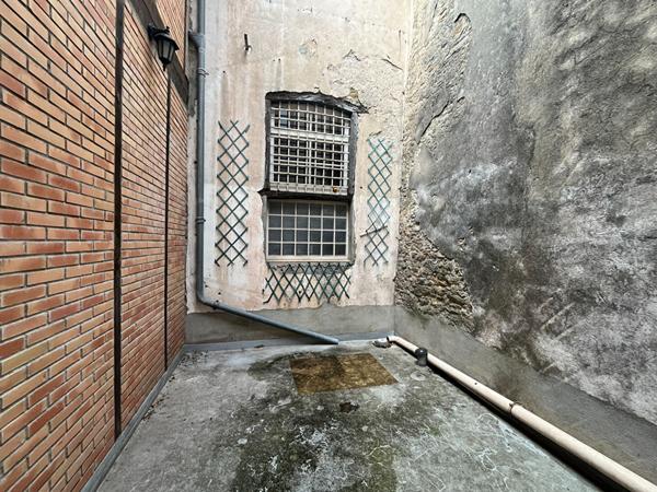 Immeuble centre-ville Carcassonne composé local commercial et deux appartements avec cour cave et bon potentiel