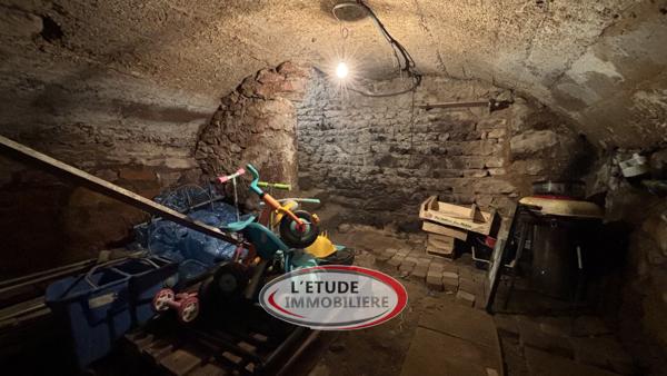 Maison de ville T4 sur trois niveaux avec garage et cave voutée