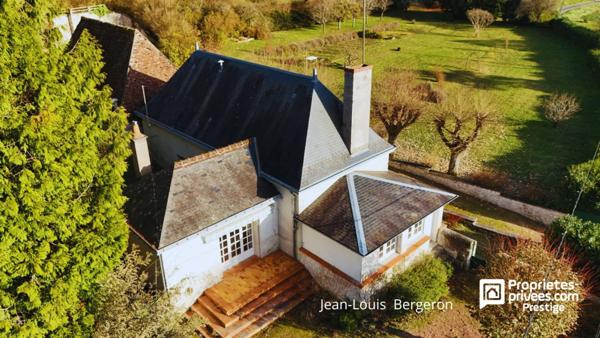 Propriété de charme .Maison bourgeoise en tuffeau, dépendance XVII, parc paysager
