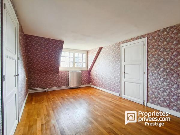 Propriété de charme .Maison bourgeoise en tuffeau, dépendance XVII, parc paysager