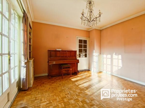 Propriété de charme .Maison bourgeoise en tuffeau, dépendance XVII, parc paysager