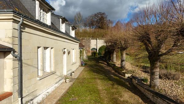 Propriété de charme .Maison bourgeoise en tuffeau, dépendance XVII, parc paysager
