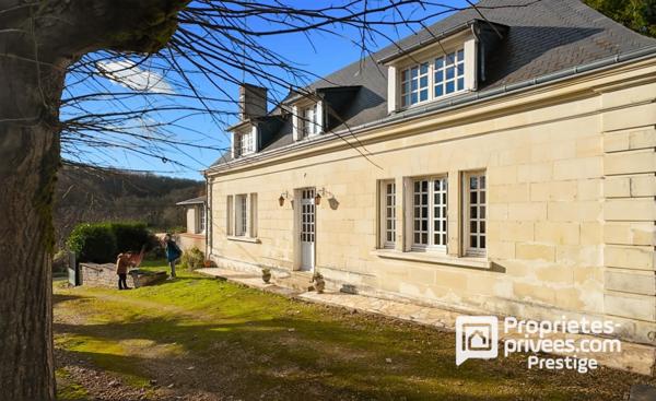 Propriété de charme .Maison bourgeoise en tuffeau, dépendance XVII, parc paysager