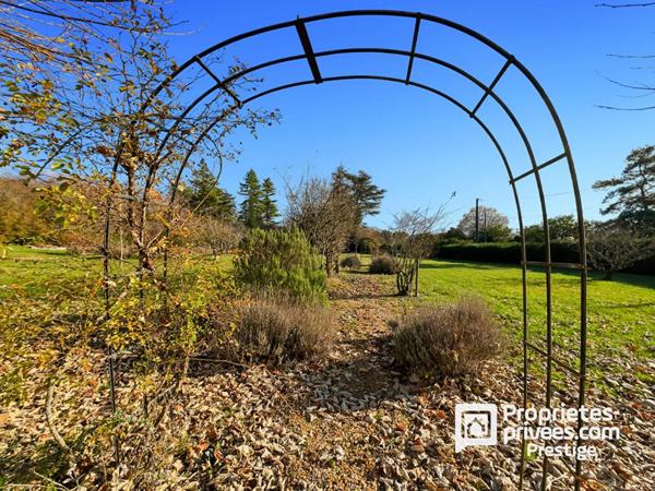 Propriété de charme .Maison bourgeoise en tuffeau, dépendance XVII, parc paysager