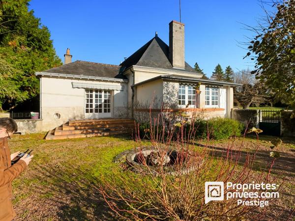 Propriété de charme .Maison bourgeoise en tuffeau, dépendance XVII, parc paysager