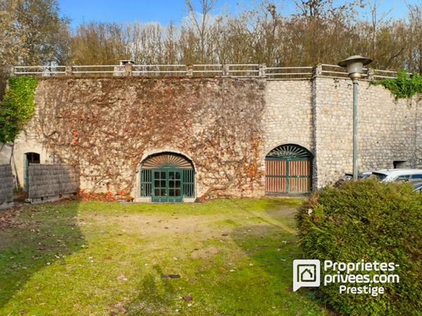 Propriété de charme .Maison bourgeoise en tuffeau, dépendance XVII, parc paysager