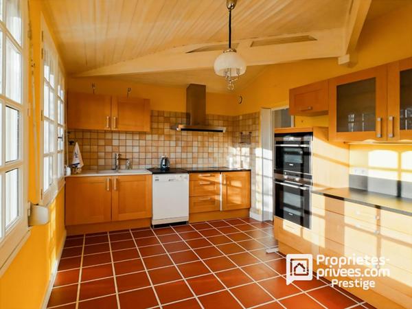 Propriété de charme .Maison bourgeoise en tuffeau, dépendance XVII, parc paysager