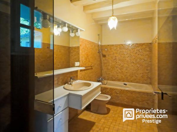 Propriété de charme .Maison bourgeoise en tuffeau, dépendance XVII, parc paysager