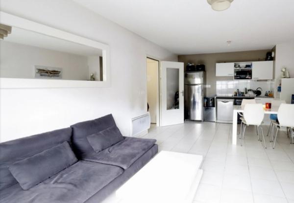 Dpt Bouches du Rhône (13), à vendre MARSEILLE 11EME ARRONDISSEMENT appartement T3 avec terrasse