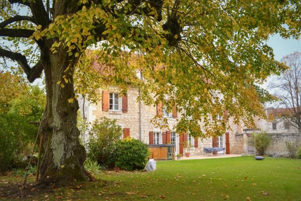 PERIPHERIE EST CHATELLERAULT - BELLE MAISON EN PIERRES