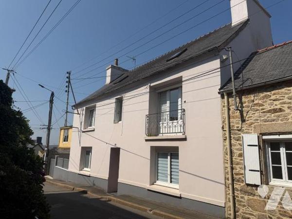 MAISON DE CARACTÈRE - HYPERCENTRE DE LANNILIS

À moins de 50 mètres de la place Général Lecle...