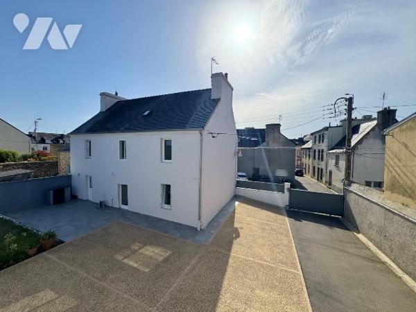 MAISON DE CARACTÈRE - HYPERCENTRE DE LANNILIS

À moins de 50 mètres de la place Général Lecle...