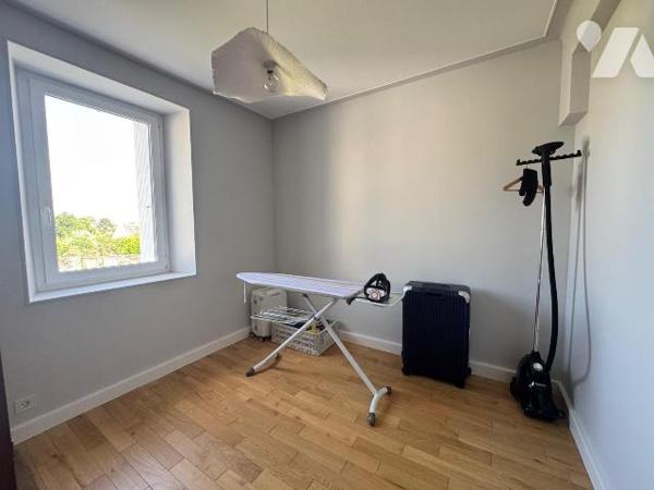 MAISON DE CARACTÈRE - HYPERCENTRE DE LANNILIS

À moins de 50 mètres de la place Général Lecle...