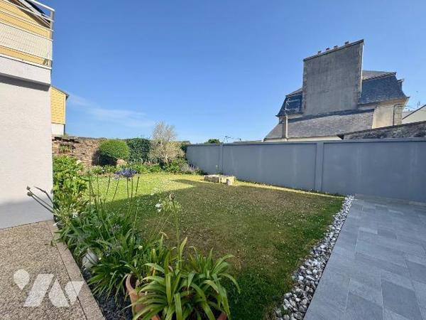 MAISON DE CARACTÈRE - HYPERCENTRE DE LANNILIS

À moins de 50 mètres de la place Général Lecle...