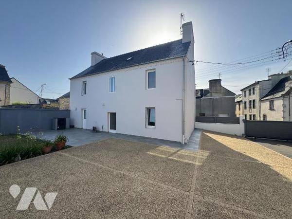 MAISON DE CARACTÈRE - HYPERCENTRE DE LANNILIS

À moins de 50 mètres de la place Général Lecle...