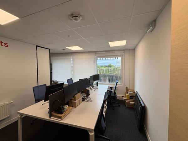 Bureaux à louer ou à vendre à Nantes avec balcon et parking sécurisé