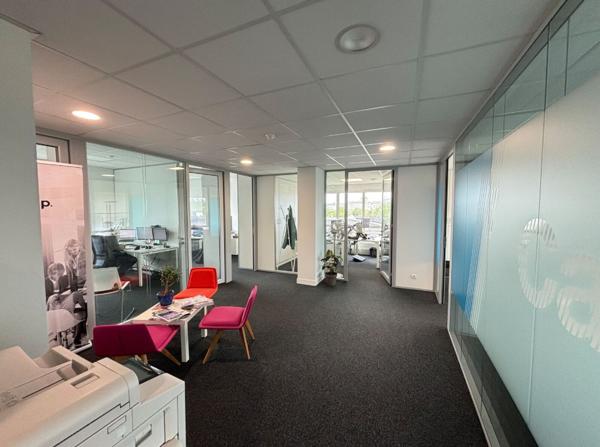 Bureaux à louer ou à vendre à Nantes avec balcon et parking sécurisé