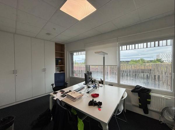 Bureaux à louer ou à vendre à Nantes avec balcon et parking sécurisé