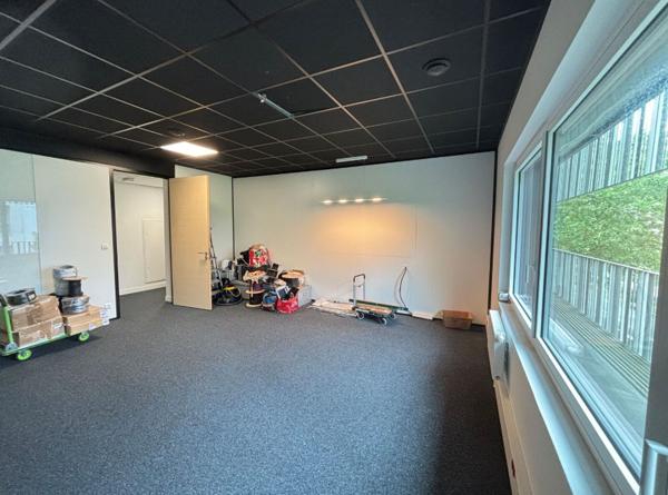 Bureaux à louer ou à vendre à Nantes avec balcon et parking sécurisé