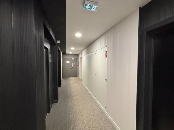Bureaux à louer ou à vendre à Nantes avec balcon et parking sécurisé