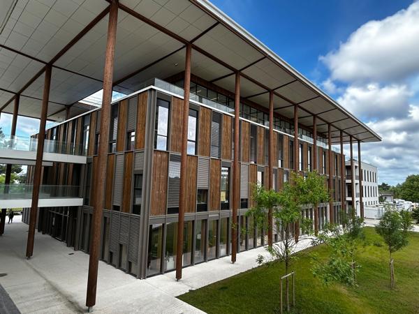 Bureaux à louer de 130 à 857 m² à Pessac avec terrasses et services mutualisés