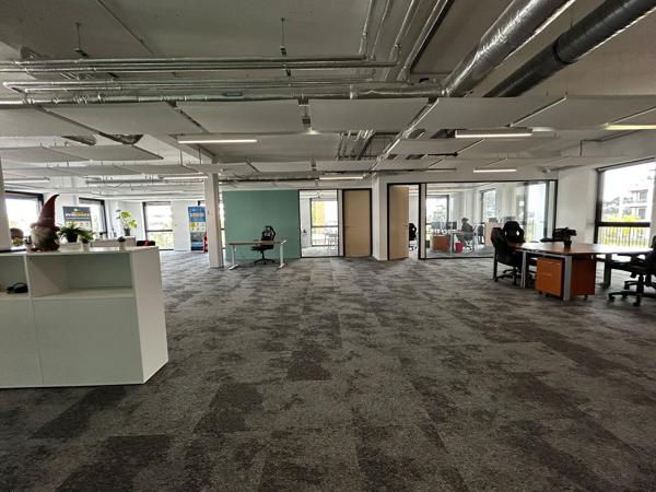 Bureaux à louer de 130 à 857 m² à Pessac avec terrasses et services mutualisés