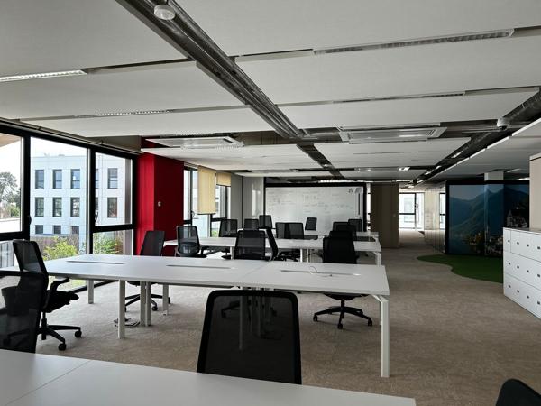 Bureaux à louer de 130 à 857 m² à Pessac avec terrasses et services mutualisés