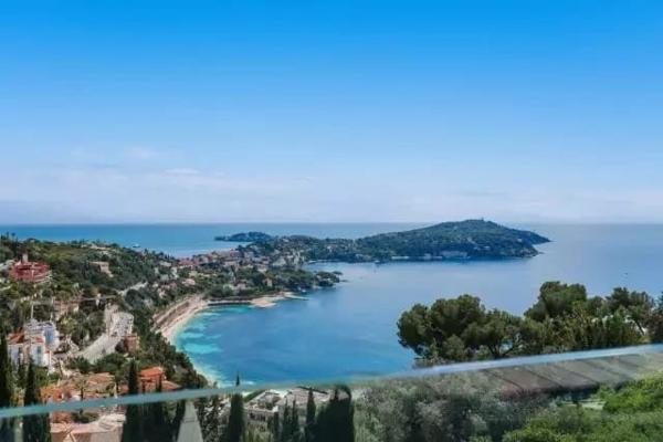 Villefranche-sur-Mer - Villa contemporaine d'architecte avec vue panoramique sur la baie et le Cap-Ferrat Villefranche sur mer