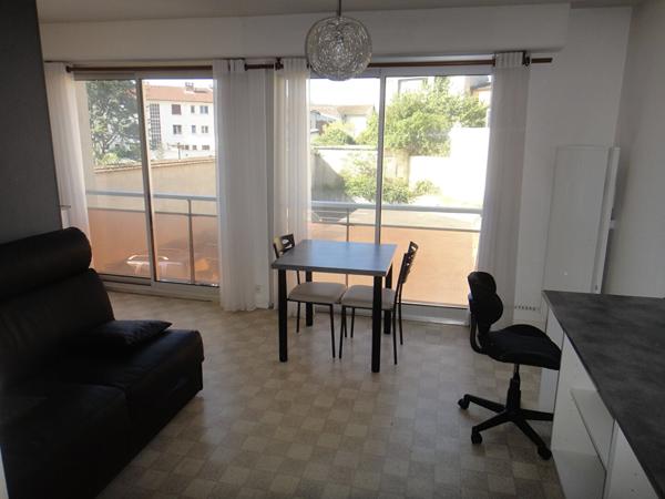 Bourg - Grand studio meublé 28 m2 avec parking