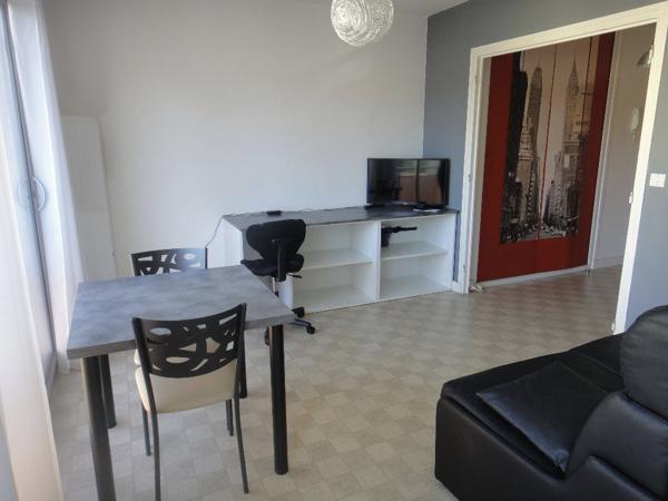 Bourg - Grand studio meublé 28 m2 avec parking