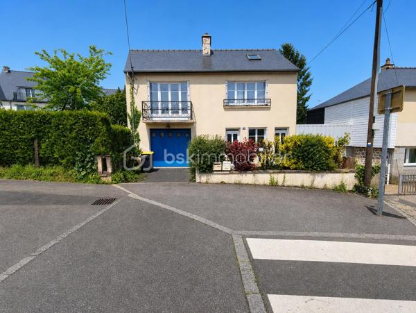 Maison de 148 m2 à Lécousse 
Cette propriété des années 60 à remettre au goût du jour sera vous séduire par sa localisation et son potentiel.
Actuellement séparée en deux habitations avec une vie de plain pied, ce bien se compose de la manière suivante, à savoir : 

Au Rez de chaussée : T1 de 35 m2 comprenant cuisine, chambre, Wc et salle de bain. Garage, Cave, Arrière cuisine.
Au 1er Etage : Cuisine, 2 chambres, salon - séjour avec cheminée ouverte, Salle à manger, salle de bain
Au 2eme Etage : Bureau et une chambre
Espace à redéfinir en maison principale et rafraichissement à prévoir sur différents aspects

Les + : Double Vitrage à 80%, Garage Hauteur 2,30 m, Jardin sans vis à vis, proximité des commodités, accès rocade, quartier calme

Travaux à prévoir (Electricité, Isolation, Peinture, Menuiserie, Portail, Porte de Garage, Chauffage, Cuisine, Salle de bain...)