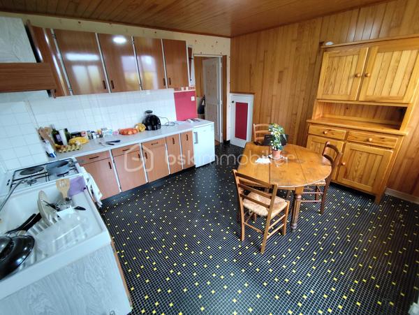 Maison de 148 m2 à Lécousse 
Cette propriété des années 60 à remettre au goût du jour sera vous séduire par sa localisation et son potentiel.
Actuellement séparée en deux habitations avec une vie de plain pied, ce bien se compose de la manière suivante, à savoir : 

Au Rez de chaussée : T1 de 35 m2 comprenant cuisine, chambre, Wc et salle de bain. Garage, Cave, Arrière cuisine.
Au 1er Etage : Cuisine, 2 chambres, salon - séjour avec cheminée ouverte, Salle à manger, salle de bain
Au 2eme Etage : Bureau et une chambre
Espace à redéfinir en maison principale et rafraichissement à prévoir sur différents aspects

Les + : Double Vitrage à 80%, Garage Hauteur 2,30 m, Jardin sans vis à vis, proximité des commodités, accès rocade, quartier calme

Travaux à prévoir (Electricité, Isolation, Peinture, Menuiserie, Portail, Porte de Garage, Chauffage, Cuisine, Salle de bain...)