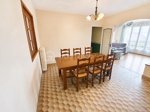Maison de 148 m2 à Lécousse 
Cette propriété des années 60 à remettre au goût du jour sera vous séduire par sa localisation et son potentiel.
Actuellement séparée en deux habitations avec une vie de plain pied, ce bien se compose de la manière suivante, à savoir : 

Au Rez de chaussée : T1 de 35 m2 comprenant cuisine, chambre, Wc et salle de bain. Garage, Cave, Arrière cuisine.
Au 1er Etage : Cuisine, 2 chambres, salon - séjour avec cheminée ouverte, Salle à manger, salle de bain
Au 2eme Etage : Bureau et une chambre
Espace à redéfinir en maison principale et rafraichissement à prévoir sur différents aspects

Les + : Double Vitrage à 80%, Garage Hauteur 2,30 m, Jardin sans vis à vis, proximité des commodités, accès rocade, quartier calme

Travaux à prévoir (Electricité, Isolation, Peinture, Menuiserie, Portail, Porte de Garage, Chauffage, Cuisine, Salle de bain...)