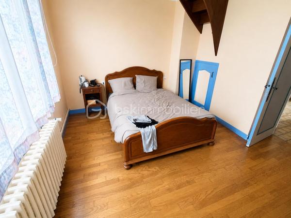 Maison de 148 m2 à Lécousse 
Cette propriété des années 60 à remettre au goût du jour sera vous séduire par sa localisation et son potentiel.
Actuellement séparée en deux habitations avec une vie de plain pied, ce bien se compose de la manière suivante, à savoir : 

Au Rez de chaussée : T1 de 35 m2 comprenant cuisine, chambre, Wc et salle de bain. Garage, Cave, Arrière cuisine.
Au 1er Etage : Cuisine, 2 chambres, salon - séjour avec cheminée ouverte, Salle à manger, salle de bain
Au 2eme Etage : Bureau et une chambre
Espace à redéfinir en maison principale et rafraichissement à prévoir sur différents aspects

Les + : Double Vitrage à 80%, Garage Hauteur 2,30 m, Jardin sans vis à vis, proximité des commodités, accès rocade, quartier calme

Travaux à prévoir (Electricité, Isolation, Peinture, Menuiserie, Portail, Porte de Garage, Chauffage, Cuisine, Salle de bain...)