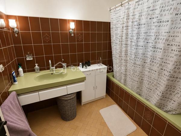 Maison de 148 m2 à Lécousse 
Cette propriété des années 60 à remettre au goût du jour sera vous séduire par sa localisation et son potentiel.
Actuellement séparée en deux habitations avec une vie de plain pied, ce bien se compose de la manière suivante, à savoir : 

Au Rez de chaussée : T1 de 35 m2 comprenant cuisine, chambre, Wc et salle de bain. Garage, Cave, Arrière cuisine.
Au 1er Etage : Cuisine, 2 chambres, salon - séjour avec cheminée ouverte, Salle à manger, salle de bain
Au 2eme Etage : Bureau et une chambre
Espace à redéfinir en maison principale et rafraichissement à prévoir sur différents aspects

Les + : Double Vitrage à 80%, Garage Hauteur 2,30 m, Jardin sans vis à vis, proximité des commodités, accès rocade, quartier calme

Travaux à prévoir (Electricité, Isolation, Peinture, Menuiserie, Portail, Porte de Garage, Chauffage, Cuisine, Salle de bain...)