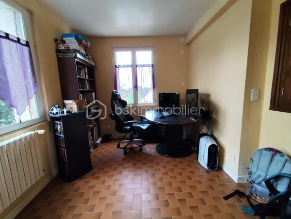 Maison de 148 m2 à Lécousse 
Cette propriété des années 60 à remettre au goût du jour sera vous séduire par sa localisation et son potentiel.
Actuellement séparée en deux habitations avec une vie de plain pied, ce bien se compose de la manière suivante, à savoir : 

Au Rez de chaussée : T1 de 35 m2 comprenant cuisine, chambre, Wc et salle de bain. Garage, Cave, Arrière cuisine.
Au 1er Etage : Cuisine, 2 chambres, salon - séjour avec cheminée ouverte, Salle à manger, salle de bain
Au 2eme Etage : Bureau et une chambre
Espace à redéfinir en maison principale et rafraichissement à prévoir sur différents aspects

Les + : Double Vitrage à 80%, Garage Hauteur 2,30 m, Jardin sans vis à vis, proximité des commodités, accès rocade, quartier calme

Travaux à prévoir (Electricité, Isolation, Peinture, Menuiserie, Portail, Porte de Garage, Chauffage, Cuisine, Salle de bain...)