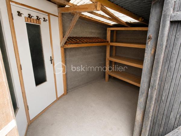 Maison de 148 m2 à Lécousse 
Cette propriété des années 60 à remettre au goût du jour sera vous séduire par sa localisation et son potentiel.
Actuellement séparée en deux habitations avec une vie de plain pied, ce bien se compose de la manière suivante, à savoir : 

Au Rez de chaussée : T1 de 35 m2 comprenant cuisine, chambre, Wc et salle de bain. Garage, Cave, Arrière cuisine.
Au 1er Etage : Cuisine, 2 chambres, salon - séjour avec cheminée ouverte, Salle à manger, salle de bain
Au 2eme Etage : Bureau et une chambre
Espace à redéfinir en maison principale et rafraichissement à prévoir sur différents aspects

Les + : Double Vitrage à 80%, Garage Hauteur 2,30 m, Jardin sans vis à vis, proximité des commodités, accès rocade, quartier calme

Travaux à prévoir (Electricité, Isolation, Peinture, Menuiserie, Portail, Porte de Garage, Chauffage, Cuisine, Salle de bain...)