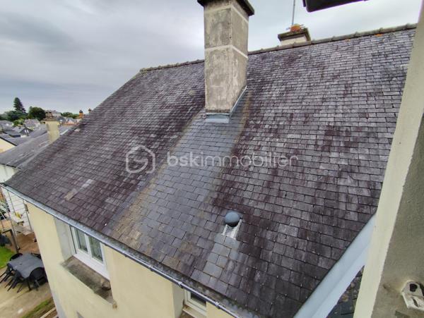 Maison de 148 m2 à Lécousse 
Cette propriété des années 60 à remettre au goût du jour sera vous séduire par sa localisation et son potentiel.
Actuellement séparée en deux habitations avec une vie de plain pied, ce bien se compose de la manière suivante, à savoir : 

Au Rez de chaussée : T1 de 35 m2 comprenant cuisine, chambre, Wc et salle de bain. Garage, Cave, Arrière cuisine.
Au 1er Etage : Cuisine, 2 chambres, salon - séjour avec cheminée ouverte, Salle à manger, salle de bain
Au 2eme Etage : Bureau et une chambre
Espace à redéfinir en maison principale et rafraichissement à prévoir sur différents aspects

Les + : Double Vitrage à 80%, Garage Hauteur 2,30 m, Jardin sans vis à vis, proximité des commodités, accès rocade, quartier calme

Travaux à prévoir (Electricité, Isolation, Peinture, Menuiserie, Portail, Porte de Garage, Chauffage, Cuisine, Salle de bain...)