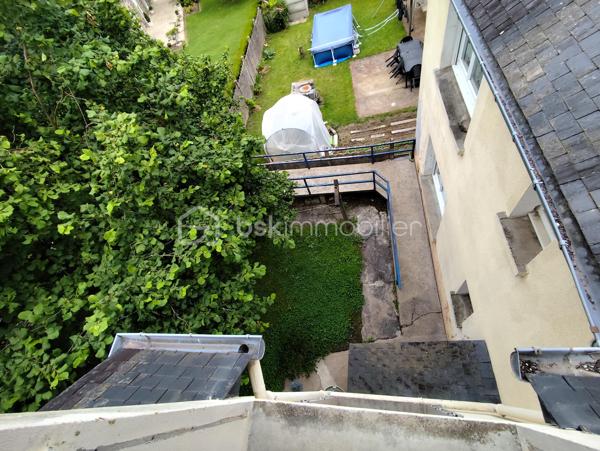 Maison de 148 m2 à Lécousse 
Cette propriété des années 60 à remettre au goût du jour sera vous séduire par sa localisation et son potentiel.
Actuellement séparée en deux habitations avec une vie de plain pied, ce bien se compose de la manière suivante, à savoir : 

Au Rez de chaussée : T1 de 35 m2 comprenant cuisine, chambre, Wc et salle de bain. Garage, Cave, Arrière cuisine.
Au 1er Etage : Cuisine, 2 chambres, salon - séjour avec cheminée ouverte, Salle à manger, salle de bain
Au 2eme Etage : Bureau et une chambre
Espace à redéfinir en maison principale et rafraichissement à prévoir sur différents aspects

Les + : Double Vitrage à 80%, Garage Hauteur 2,30 m, Jardin sans vis à vis, proximité des commodités, accès rocade, quartier calme

Travaux à prévoir (Electricité, Isolation, Peinture, Menuiserie, Portail, Porte de Garage, Chauffage, Cuisine, Salle de bain...)