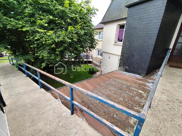 Maison de 148 m2 à Lécousse 
Cette propriété des années 60 à remettre au goût du jour sera vous séduire par sa localisation et son potentiel.
Actuellement séparée en deux habitations avec une vie de plain pied, ce bien se compose de la manière suivante, à savoir : 

Au Rez de chaussée : T1 de 35 m2 comprenant cuisine, chambre, Wc et salle de bain. Garage, Cave, Arrière cuisine.
Au 1er Etage : Cuisine, 2 chambres, salon - séjour avec cheminée ouverte, Salle à manger, salle de bain
Au 2eme Etage : Bureau et une chambre
Espace à redéfinir en maison principale et rafraichissement à prévoir sur différents aspects

Les + : Double Vitrage à 80%, Garage Hauteur 2,30 m, Jardin sans vis à vis, proximité des commodités, accès rocade, quartier calme

Travaux à prévoir (Electricité, Isolation, Peinture, Menuiserie, Portail, Porte de Garage, Chauffage, Cuisine, Salle de bain...)