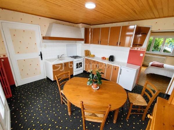 Maison de 148 m2 à Lécousse 
Cette propriété des années 60 à remettre au goût du jour sera vous séduire par sa localisation et son potentiel.
Actuellement séparée en deux habitations avec une vie de plain pied, ce bien se compose de la manière suivante, à savoir : 

Au Rez de chaussée : T1 de 35 m2 comprenant cuisine, chambre, Wc et salle de bain. Garage, Cave, Arrière cuisine.
Au 1er Etage : Cuisine, 2 chambres, salon - séjour avec cheminée ouverte, Salle à manger, salle de bain
Au 2eme Etage : Bureau et une chambre
Espace à redéfinir en maison principale et rafraichissement à prévoir sur différents aspects

Les + : Double Vitrage à 80%, Garage Hauteur 2,30 m, Jardin sans vis à vis, proximité des commodités, accès rocade, quartier calme

Travaux à prévoir (Electricité, Isolation, Peinture, Menuiserie, Portail, Porte de Garage, Chauffage, Cuisine, Salle de bain...)