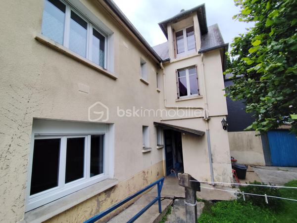 Maison de 148 m2 à Lécousse 
Cette propriété des années 60 à remettre au goût du jour sera vous séduire par sa localisation et son potentiel.
Actuellement séparée en deux habitations avec une vie de plain pied, ce bien se compose de la manière suivante, à savoir : 

Au Rez de chaussée : T1 de 35 m2 comprenant cuisine, chambre, Wc et salle de bain. Garage, Cave, Arrière cuisine.
Au 1er Etage : Cuisine, 2 chambres, salon - séjour avec cheminée ouverte, Salle à manger, salle de bain
Au 2eme Etage : Bureau et une chambre
Espace à redéfinir en maison principale et rafraichissement à prévoir sur différents aspects

Les + : Double Vitrage à 80%, Garage Hauteur 2,30 m, Jardin sans vis à vis, proximité des commodités, accès rocade, quartier calme

Travaux à prévoir (Electricité, Isolation, Peinture, Menuiserie, Portail, Porte de Garage, Chauffage, Cuisine, Salle de bain...)
