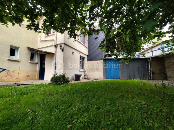 Maison de 148 m2 à Lécousse 
Cette propriété des années 60 à remettre au goût du jour sera vous séduire par sa localisation et son potentiel.
Actuellement séparée en deux habitations avec une vie de plain pied, ce bien se compose de la manière suivante, à savoir : 

Au Rez de chaussée : T1 de 35 m2 comprenant cuisine, chambre, Wc et salle de bain. Garage, Cave, Arrière cuisine.
Au 1er Etage : Cuisine, 2 chambres, salon - séjour avec cheminée ouverte, Salle à manger, salle de bain
Au 2eme Etage : Bureau et une chambre
Espace à redéfinir en maison principale et rafraichissement à prévoir sur différents aspects

Les + : Double Vitrage à 80%, Garage Hauteur 2,30 m, Jardin sans vis à vis, proximité des commodités, accès rocade, quartier calme

Travaux à prévoir (Electricité, Isolation, Peinture, Menuiserie, Portail, Porte de Garage, Chauffage, Cuisine, Salle de bain...)