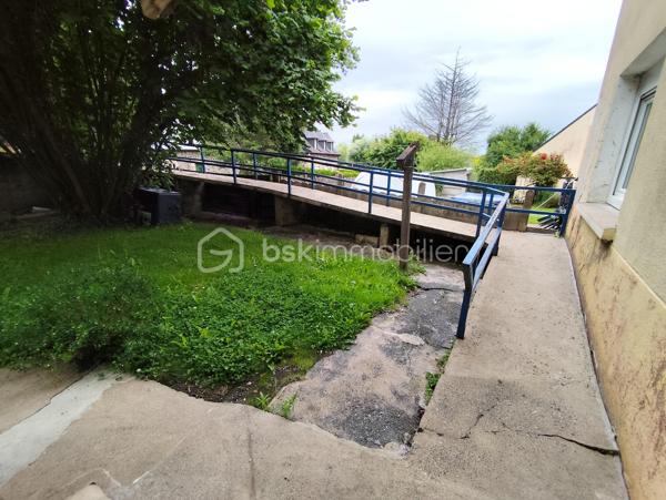 Maison de 148 m2 à Lécousse 
Cette propriété des années 60 à remettre au goût du jour sera vous séduire par sa localisation et son potentiel.
Actuellement séparée en deux habitations avec une vie de plain pied, ce bien se compose de la manière suivante, à savoir : 

Au Rez de chaussée : T1 de 35 m2 comprenant cuisine, chambre, Wc et salle de bain. Garage, Cave, Arrière cuisine.
Au 1er Etage : Cuisine, 2 chambres, salon - séjour avec cheminée ouverte, Salle à manger, salle de bain
Au 2eme Etage : Bureau et une chambre
Espace à redéfinir en maison principale et rafraichissement à prévoir sur différents aspects

Les + : Double Vitrage à 80%, Garage Hauteur 2,30 m, Jardin sans vis à vis, proximité des commodités, accès rocade, quartier calme

Travaux à prévoir (Electricité, Isolation, Peinture, Menuiserie, Portail, Porte de Garage, Chauffage, Cuisine, Salle de bain...)