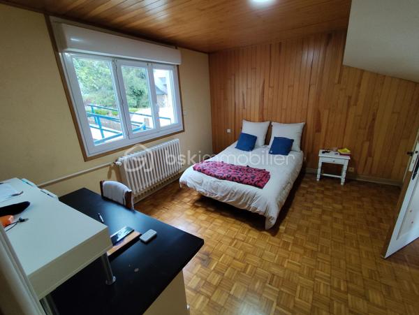 Maison de 148 m2 à Lécousse 
Cette propriété des années 60 à remettre au goût du jour sera vous séduire par sa localisation et son potentiel.
Actuellement séparée en deux habitations avec une vie de plain pied, ce bien se compose de la manière suivante, à savoir : 

Au Rez de chaussée : T1 de 35 m2 comprenant cuisine, chambre, Wc et salle de bain. Garage, Cave, Arrière cuisine.
Au 1er Etage : Cuisine, 2 chambres, salon - séjour avec cheminée ouverte, Salle à manger, salle de bain
Au 2eme Etage : Bureau et une chambre
Espace à redéfinir en maison principale et rafraichissement à prévoir sur différents aspects

Les + : Double Vitrage à 80%, Garage Hauteur 2,30 m, Jardin sans vis à vis, proximité des commodités, accès rocade, quartier calme

Travaux à prévoir (Electricité, Isolation, Peinture, Menuiserie, Portail, Porte de Garage, Chauffage, Cuisine, Salle de bain...)