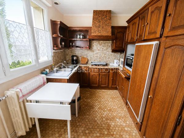 Maison de 148 m2 à Lécousse 
Cette propriété des années 60 à remettre au goût du jour sera vous séduire par sa localisation et son potentiel.
Actuellement séparée en deux habitations avec une vie de plain pied, ce bien se compose de la manière suivante, à savoir : 

Au Rez de chaussée : T1 de 35 m2 comprenant cuisine, chambre, Wc et salle de bain. Garage, Cave, Arrière cuisine.
Au 1er Etage : Cuisine, 2 chambres, salon - séjour avec cheminée ouverte, Salle à manger, salle de bain
Au 2eme Etage : Bureau et une chambre
Espace à redéfinir en maison principale et rafraichissement à prévoir sur différents aspects

Les + : Double Vitrage à 80%, Garage Hauteur 2,30 m, Jardin sans vis à vis, proximité des commodités, accès rocade, quartier calme

Travaux à prévoir (Electricité, Isolation, Peinture, Menuiserie, Portail, Porte de Garage, Chauffage, Cuisine, Salle de bain...)