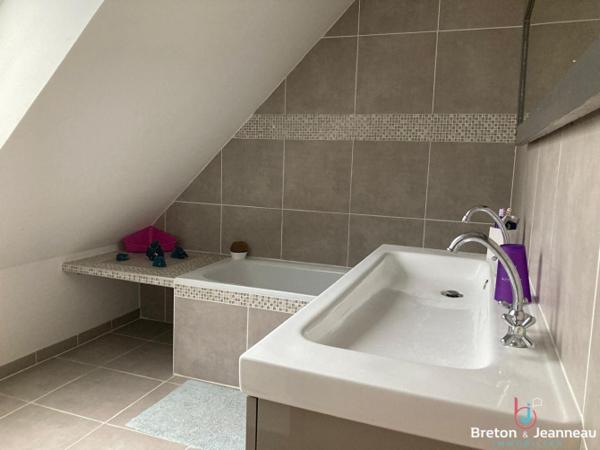 Maison récente à Meslay du Maine