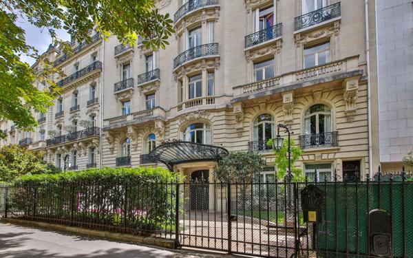 Appartement à louer    9 pièces • 380,20 m2 Paris 16